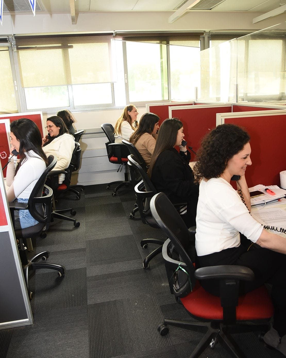 נציגות המוקד בעמדות העבודה